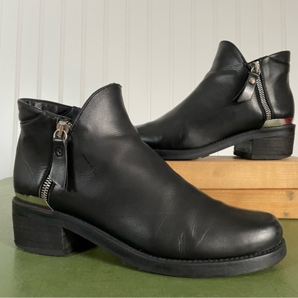 Stuart Weitzman Biker-Style/Western Ankle Boots in Black Leather - Picture 5 of 9